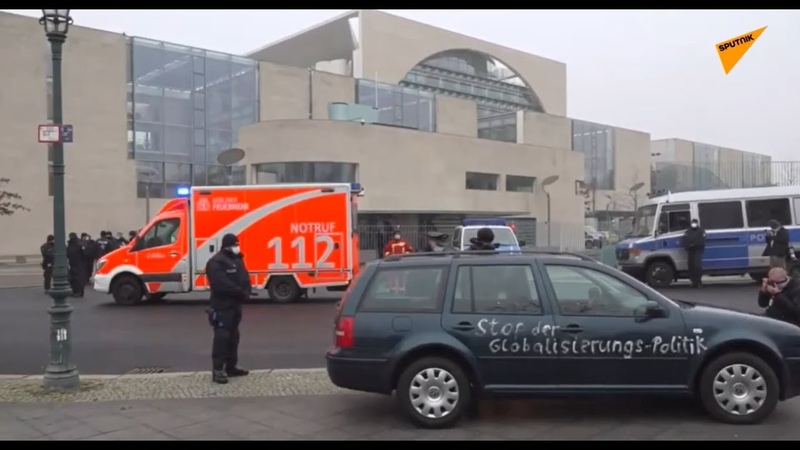 Une voiture a percuté la grille d entrée de la chancellerie d Angela Merkel à