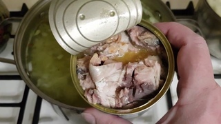 Постные щи с рыбной консервой.