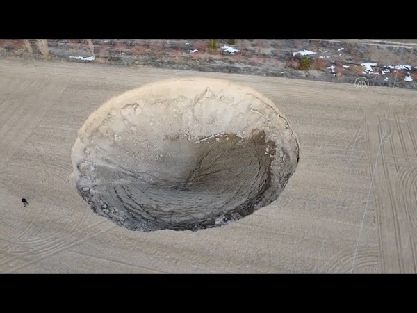 В Конье образовалась гигантская воронка. KONYA 37 metre çapında 12 metre