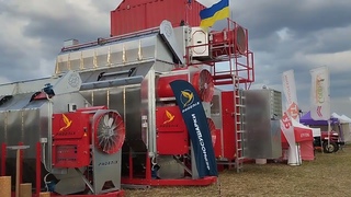 Виставка СГ техніки на полі під Тернополем.