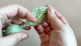 Зелёный росточек спицами. Часть 4. Закрепляем и оформляем каркас, выполняем утяжки, пришиваем глазки
