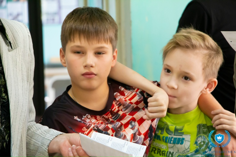 Маленькие злодеи продумывают план захвата пьедестала.