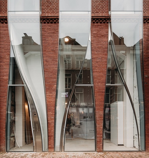 Стеклянный фасад бутика в Амстердаме, имитирующий ткань